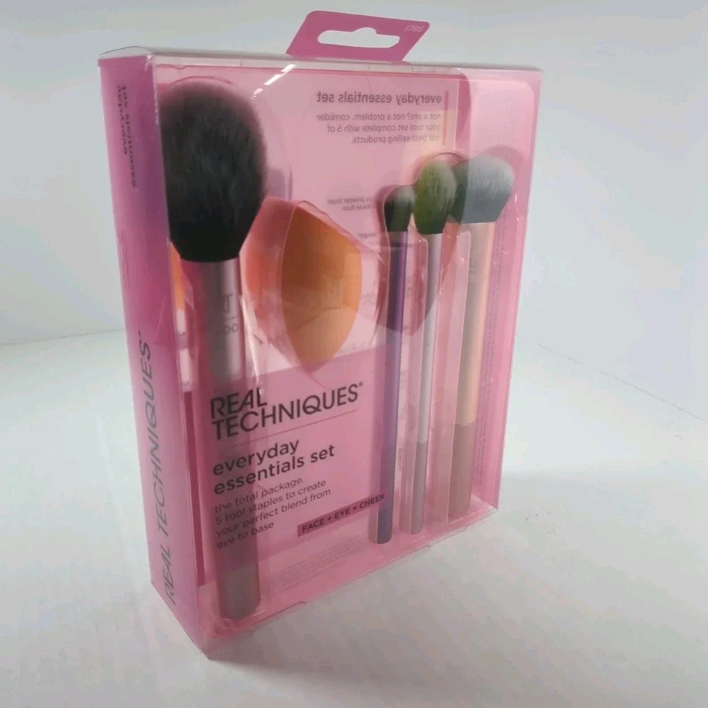 Real Techniques 5 Piece Brush Set, Includes 4 Brushes & Makeup Sponge New Sealed